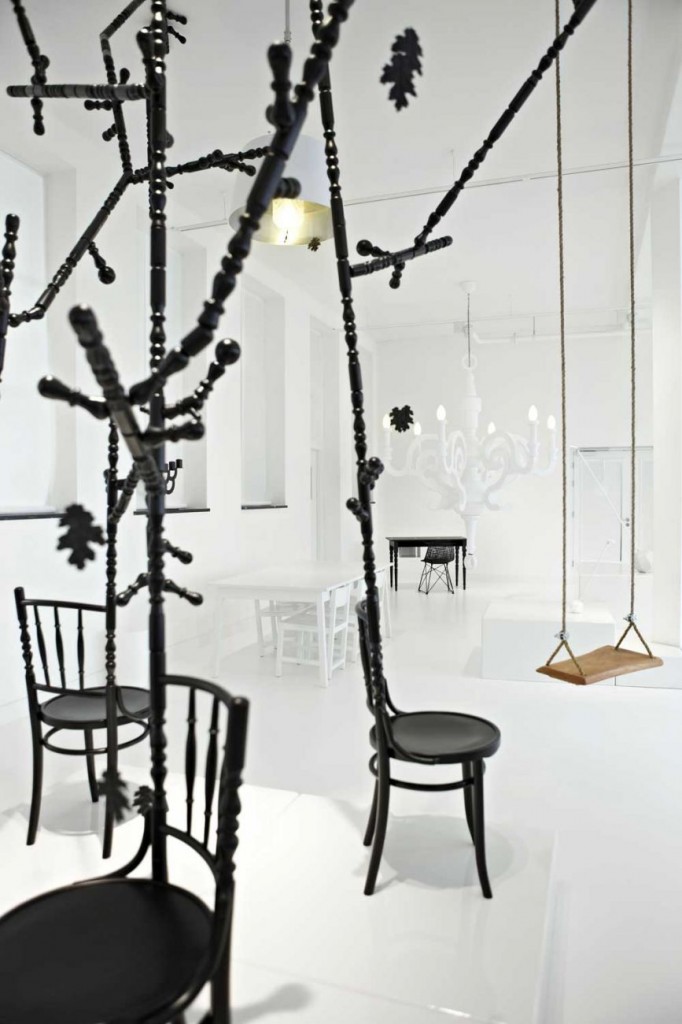 De Extension Chair by Sjoerd Vroonland 'vergroeit tot boom met schommels, Moooi gallery, Amsterdam